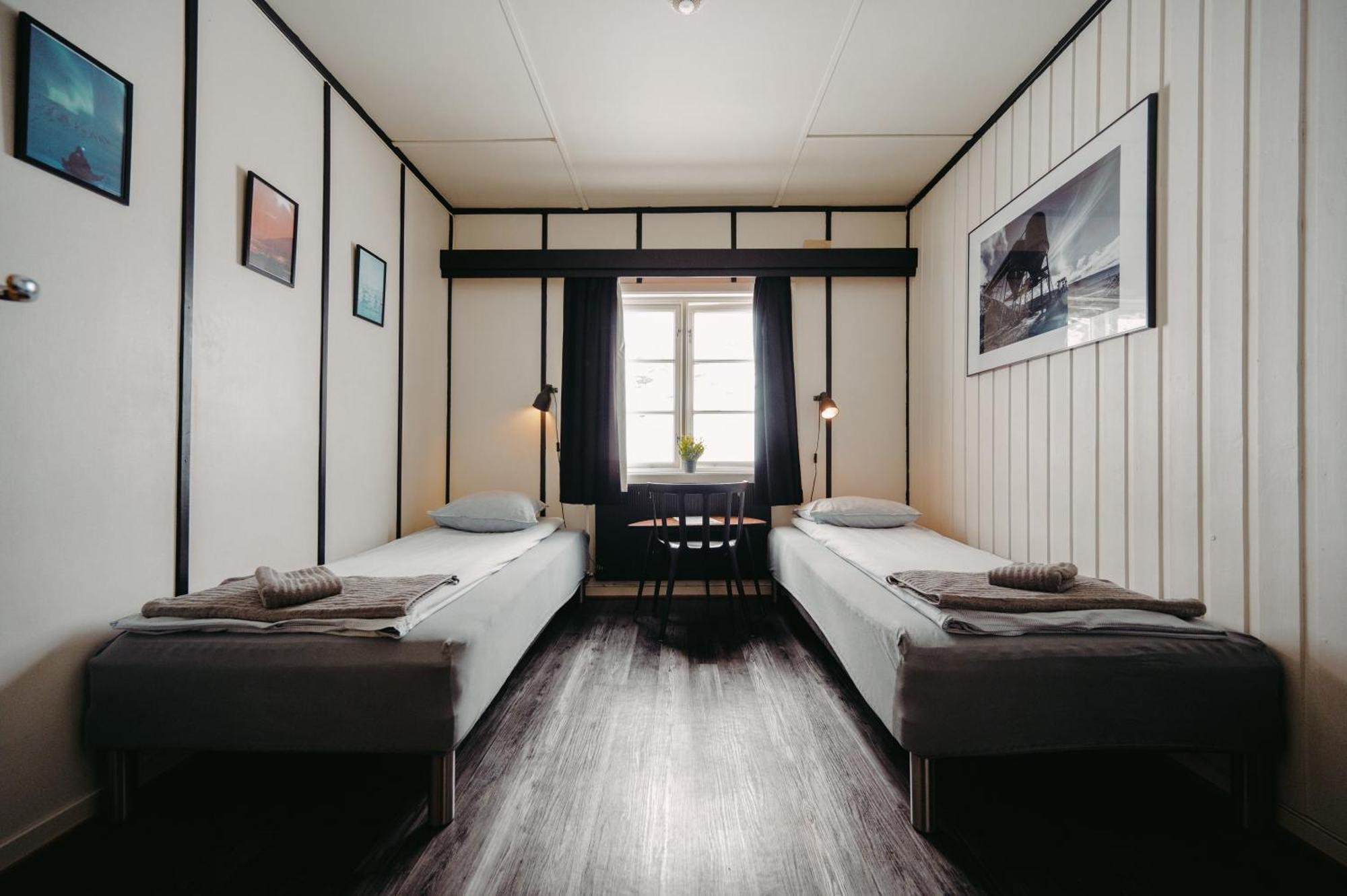 Gjestehuset 102 Longyearbyen Ngoại thất bức ảnh